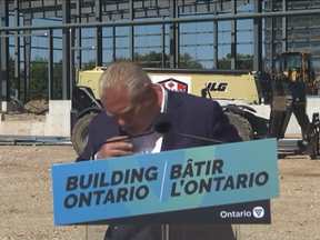 Dies ist der Premier von Ontario, Doug Ford, der stottert, nachdem er während einer Live-Pressekonferenz am Freitag eine Biene geschluckt hat.  „Heiliger Gott, ich habe gerade eine Biene verschluckt“, erklärte der Premier.
