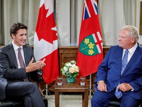 Premierminister Justin Trudeau spricht mit dem Premierminister von Ontario, Doug Ford, am 30. August 2022 im Provinzparlament Queen's Park in Toronto, Ontario.