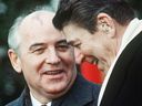 Sowjetischer Führer Michail Gorbatschow, links, plaudert mit US-Präsident Ronald Reagan am ersten Tag ihres Abrüstungsgipfels am 8. Dezember 1987 im Weißen Haus. Der letzte Führer der Sowjetunion vor ihrer Auflösung, Gorbatschow, starb am 30. August. 2022 im Alter von 91 Jahren.