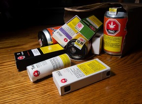 Bilder verschiedener „Cannabis 2.0“-Produkte, die am 15. November 2021 in Kanada legal erworben werden können.