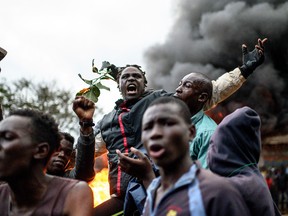 Anhänger des kenianischen Präsidentschaftskandidaten Raila Odinga protestieren am 15. August 2022 in Kibera, Nairobi, gegen die Ergebnisse der Parlamentswahlen in Kenia.