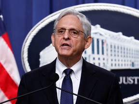 US-Generalstaatsanwalt Merrick Garland spricht während einer Erklärung vor dem US-Justizministerium in Washington am 11. August 2022 über den Durchsuchungsbefehl des FBI, der auf dem Mar-a-Lago-Anwesen des ehemaligen Präsidenten Donald Trump in Florida zugestellt wurde.