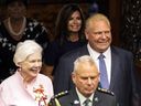 Die stellvertretende Gouverneurin von Ontario, Elizabeth Dowdeswell, links, und der Premierminister von Ontario, Doug Ford, betreten am 9. August 2022 die gesetzgebende Kammer vor der Thronrede im Queens Park in Toronto.