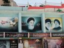 Ein Blick auf Banner mit dem verstorbenen iranischen Führer Ayatollah Ruhollah Khomeini, dem iranischen Obersten Führer Ayatollah Ali Khamenei und dem libanesischen Hisbollah-Führer Sayyed Hassan Nasrallah in der Stadt Yaroun im Südlibanon am 15. August 2022. REUTERS/Issam Abdallah