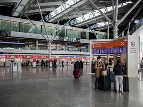 Eine 81-jährige Frau, die nach Kanada reiste, wurde am Warschauer Flughafen wegen des Verdachts der Mitnahme von Heroin in einem Koffer festgenommen.