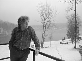 Schwarz-Weiß-Fotografie von Basil Zarov von Jean Paul Riopelle um 1976. Library and Archives Canada, Ottawa.  © Nachlass von Jean Paul Riopelle / SOCAN (2020).