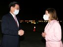 Der taiwanesische Außenminister Joseph Wu (links) begrüßt am 2. August die Sprecherin des US-Repräsentantenhauses, Nancy Pelosi, am Flughafen Taipei Songshan in Taipeh.
