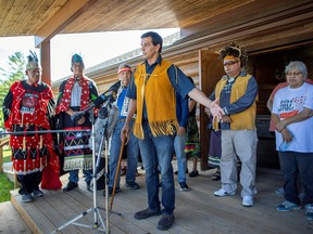 Leroy Hill spricht, als die Haudenosaunee Confederacy Chiefs die erblichen Häuptlinge der Wet'suwet'en bei ihrer ersten Station einer Kanada-Tournee bei Six Nations of the Grand River in Ohsweken, Ontario, am 2. August 2022 ausrichteten.