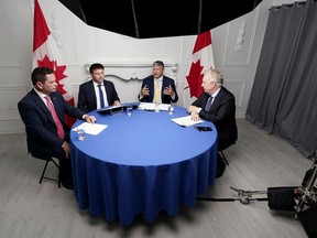 Von links werden der Debattenmoderator Rob Batherson und die konservativen Führungskandidaten Roman Baber, Scott Aitchison und Jean Charest während der dritten offiziellen Führungsdebatte der Konservativen Partei am 3. August 2022 in Ottawa gezeigt.