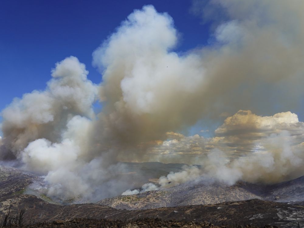 El viento provoca un gran incendio forestal en España mientras se despliegan 35 aviones
