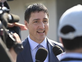 Premierminister Justin Trudeau spricht mit Medien vor der Basilika Sainte-Anne de Beaupré, östlich von Quebec City, während des Papstbesuchs von Papst Franziskus am Donnerstag, den 28. Juli 2022.