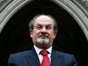 Der Autor Salman Rushdie kommt am High Court an, um eine Verleumdungsklage gegen Ron Evans lokale Medien beizulegen, berichteten am 26. August 2008 in London.