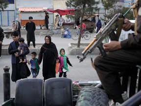 Taliban-Kämpfer stehen Wache im schiitischen Viertel Dasht-e-Barchi in Kabul, Afghanistan, Sonntag, 7. August 2022.