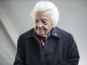 Hazel McCallion 101 yaşında, çalışıyor ve yavaşlamak gibi bir planı yok: 'Hayatı dolu dolu yaşamak istiyorum' - alberta hükümeti duyuruları Eski Mississauga Belediye Başkanı Hazel McCallion, 1 Aralık 2021 Çarşamba günü Mississauga, Ont.'daki Mississauga Hastanesinde bir duyuruya katıldı.