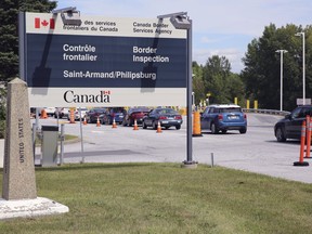 Autos passieren am Mittwoch, den 1. September 2021, in Highgate Springs, Vt., ein Denkmal, das die Grenze zwischen den Vereinigten Staaten und Kanada markiert.