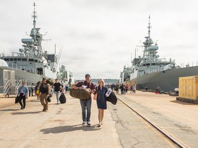 Zurückkehrende Seeleute und ihre Familien und Freunde werden gesehen, als die HMC-Schiffe Halifax und Montreal am 15. Juli 2022 von der Stationierung zur Operation Reassurance der NATO auf der HMC-Werft in Halifax zurückkehren.
