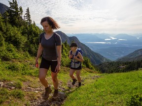 Pass auf wo du hintrittst!  Immer mehr Kanadier erkunden die Wildnis des Landes und finden sich auf der Suche nach einem Ort, an dem sie sich erleichtern können.