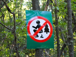 Laut Parks Canada „ist das Graben und die Nutzung provisorischer Latrinen durch Backcountry-Besucher fast immer eine unangemessene Entsorgungsmethode.“