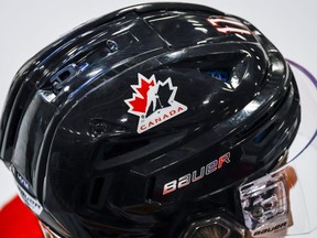 Ein Hockey Canada-Logo ist auf dem Helm eines Junioren-Nationalmannschaftsspielers während eines Trainingslagertrainings in Calgary, Dienstag, 2. August 2022, zu sehen.
