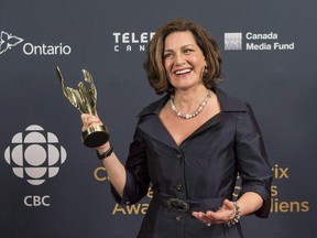 Lisa LaFlamme holds her award for best news anchor at the Canadian Screen Awards in Toronto on March 1, 2015.