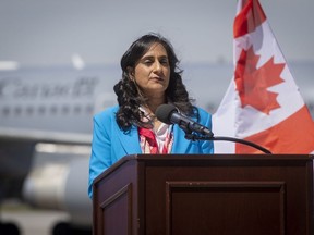 Verteidigungsministerin Anita Anand spricht während einer Ankündigung auf der Canadian Forces Base Trenton in Trenton, Ontario, am Montag, den 20. Juni 2022.