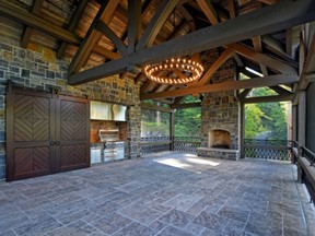 Die 100 Quadratmeter große, abgeschirmte Veranda, zu der auch eine eigene, voll ausgestattete Küche gehört, verfügt über eine Fußbodenheizung.