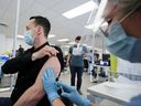 Ein Mann wird am 6. Juni 2022 in einer Klinik der Gesundheitsbehörden in Montreal gegen Affenpocken geimpft.