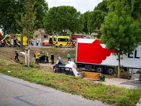 Al menos tres personas murieron cuando un camión se salió de la carretera.