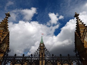 Der Peace Tower ist am Dienstag, den 2. Mai 2017, durch die vorderen Tore des Parliament Hill in Ottawa in Ottawa zu sehen. Die Polizei von Ottawa verhaftete einen Fahrer, nachdem das, was sie als unbefugtes Fahrzeug beschreiben, heute früh in die vorderen Tore des Parliament Hill gefahren war.