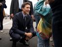 Premierminister Justin Trudeau begrüßte am 13. September in St. Andrews, NB, einen jungen Gratulanten, kurz bevor seine Regierung Ausgaben in Höhe von mehreren Milliarden Dollar ankündigte, um den Kanadiern zu helfen, für eine Inflationsspirale zu bezahlen, die teilweise in erster Linie von der hohen Regierung verursacht wurde Ausgaben.   