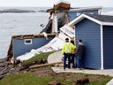 Der Bürgermeister von Port aux Basques, Brian Button, spricht mit zwei Personen, deren Häuser nach der Ankunft des Hurrikans Fiona in Port aux Basques, Neufundland, Kanada, am 25. September 2022 beschädigt wurden.