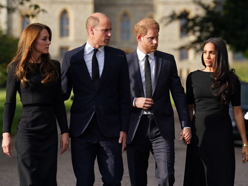 William, Kate, Harry & Meghan view tributes to Queen in Windsor