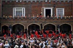 Obwohl Charles unmittelbar nach dem Tod seiner Mutter König wurde, ist es immer noch üblich, den neuen Monarchen vom St. James's Palace in London aus zu proklamieren.  Unter den uniformierten Gestalten auf dem Balkon ist jemand, der Kanada vertritt, normalerweise der Hochkommissar des Vereinigten Königreichs