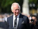 Der britische König Charles blickt nach dem Tod der britischen Königin Elizabeth am 9. September 2022 vor dem Buckingham Palace in London, Großbritannien, hin. REUTERS/Toby Melville