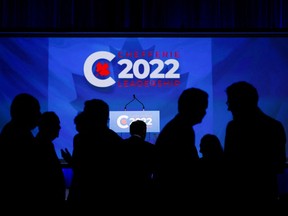 Die Leute sprechen vor dem Beginn der Führungswahl der Konservativen Partei Kanadas in Ottawa, Ontario, Kanada, am 10. September 2022.