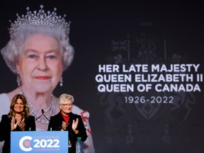 Valerie Assouline und Deborah Gray applaudieren nach dem Tod der britischen Königin Elizabeth während der kanadischen Wahl zur Führung der Konservativen Partei in Ottawa, Ontario, Kanada, am 10. September 2022.