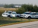 RCMP-Fahrzeuge sind neben einem Pickup am Tatort zu sehen, an dem der Massenstich-Verdächtige Myles Sanderson am Highway 11 in Weldon, Saskatchewan, am 7. September 2022 festgenommen wurde.