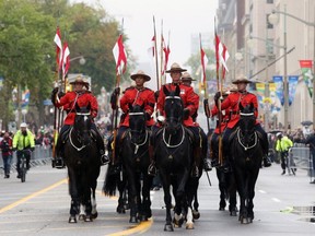 Ottawa töreni, Kraliçe'nin Kanada'daki uzun yaşamının ve hizmetinin sonunu işaret ediyor - alberta haber başlıkları Kanada Kraliyet Atlı Polisi Müzikli Gezintisi, İngiltere Kraliçesi II. Elizabeth'in anma töreni sırasında 19 Eylül 2022'de Ottawa şehir merkezinde bir askeri geçit törenine öncülük ediyor.