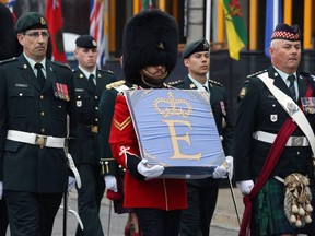 Genel Vali Ayak Muhafızlarının bir üyesi, 19 Eylül 2022'de Ottawa, Ontario, Kanada'da Kraliçe II. Elizabeth için düzenlenen bir anma töreni sırasında Kraliçe Elizabeth Kanada bayrağını taşıyor.