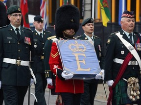 Ottawa töreni, Kraliçe'nin Kanada'daki uzun yaşamının ve hizmetinin sonunu işaret ediyor - alberta haber başlıkları Genel Vali Ayak Muhafızlarının bir üyesi, 19 Eylül 2022'de Ottawa, Ontario, Kanada'da Kraliçe II. Elizabeth için düzenlenen bir anma töreni sırasında Kraliçe Elizabeth Kanada bayrağını taşıyor.