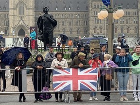Ottawa töreni, Kraliçe'nin Kanada'daki uzun yaşamının ve hizmetinin sonunu işaret ediyor - alberta haber başlıkları Kanada Hükümeti, 19 Eylül 2022'de Ottawa'da düzenlenen bir törenle Kraliçe II. Elizabeth'in ölümünü anarken halk izliyor.