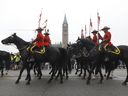RCMP-Beamte fahren am kanadischen Parliament Hill vorbei, während die kanadische Regierung am 19. September 2022 mit einer Zeremonie in Ottawa des Todes von Königin Elizabeth II. gedenkt.
