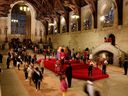 Mitglieder der Öffentlichkeit zollen ihren Respekt, als sie am Sarg von Königin Elizabeth II. vorbeigehen, der am 15. September 2022 in der Westminster Hall im Westminster Palace in London ausgestellt ist.