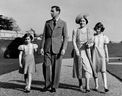 Das Foto wurde 1939 mit einer jungen Elizabeth in Windsor Castle von den Royals aufgenommen. Dieses Foto wurde vergrößert und auf der Vorderseite des Toronto Star-Gebäudes platziert, an dem das königliche Paar während seiner Tour später in diesem Jahr vorbeikommen würde.