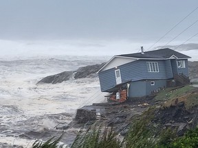 Wellen rollen in der Nähe eines beschädigten Hauses, das in Küstennähe gebaut wurde, als Hurrikan Fiona, später zu einem posttropischen Wirbelsturm herabgestuft, die atlantische Siedlung von Port aux Basques, Neufundland und Labrador, Kanada, am 24. September 2022 passiert.