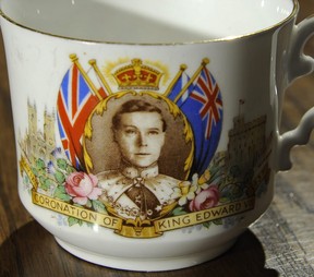 Une tasse de thé commémorant le couronnement d'Édouard VIII, avec le portrait du roi surmonté d'une représentation de la couronne Tudor.