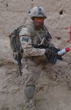 Der pensionierte CAF-Kampfingenieur Aesop Zourdoumis während seines Dienstes in Afghanistan.