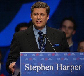 Stephen Harper im Jahr 2004 kurz vor dem Gewinn der Führung der Konservativen Partei.