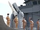 Mitglieder der taiwanesischen Marine stehen am 30. August vor einer in den USA hergestellten Rakete auf einer Fregatte auf einem Marinestützpunkt auf den Penghu-Inseln, Taiwan.