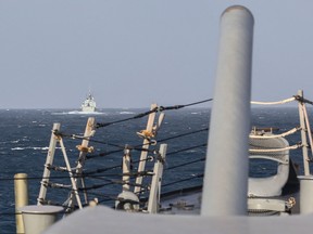 Auf diesem Handout-Foto mit freundlicher Genehmigung der US Navy, das am 20. September 2022 aufgenommen wurde, durchquert die Fregatte HMCS Vancouver (FFH 331) (L) der Halifax-Klasse der Royal Canadian Navy die Taiwanstraße mit dem Lenkwaffenzerstörer USS Higgins (DDG 76), während sie eine routinemäßiger Transit.